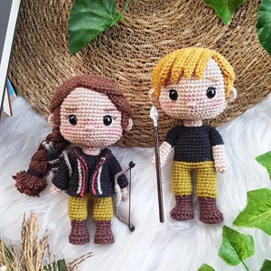 AMIGURUMI-MÖNSTER Hyllning bågskyttsflicka / Överlevandeflicka med rosett virkad docka SVENSKA bild 4