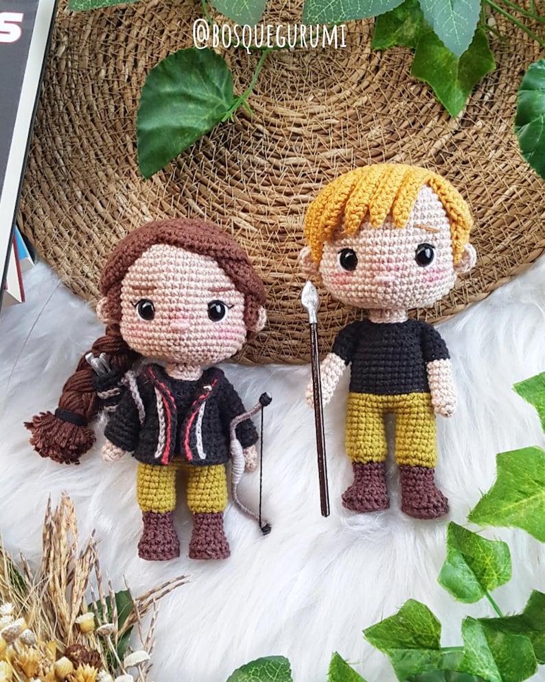 AMIGURUMI-MÖNSTER Hyllning bågskyttsflicka / Överlevandeflicka med rosett virkad docka SVENSKA bild 4