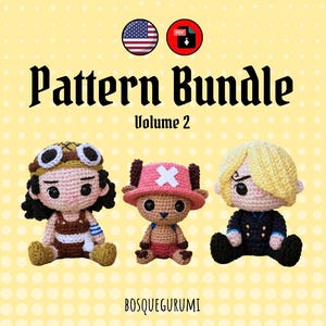 Op de afbeelding: Een gele achtergrond met witte stippen toont een haakpatroonbundel. De tekst "Pattern Bundle Volume 2" staat boven drie gehaakte figuren van stripfiguren. De merknaam "BOSQUEGURUMI" staat onderaan de afbeelding.