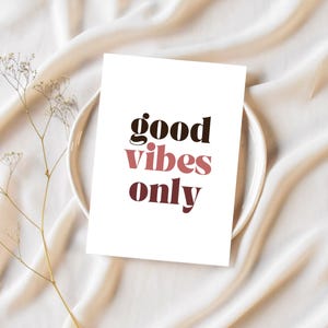 Good Vibes Only – Ausdruckbare Postkarte als PDF – Positive Printable Karte für Motivation & gute Laune – Digitaler Sofort-Download