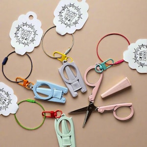 Può includere: Un set di tre tazze in ceramica con finitura opaca e macchiettata. Ogni tazza presenta un colore diverso: azzurro, crema e grigio. Le tazze hanno un design semplice e moderno e un manico comodo.