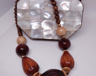 Collana con perle in legno