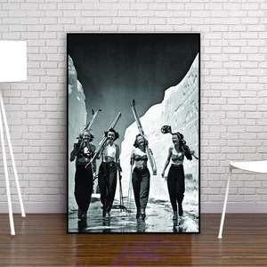 Poster vintage di ragazze che sciano, bianco e nero, sciatrici, foto antica, decorazione per rifugi sciistici, arte murale stampabile, stampe retrò