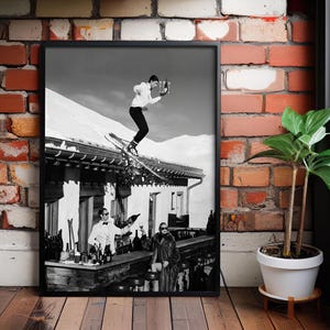 Plakat Vintage Skiing - Retro Czarno-Biała Sztuka Ścienna - Apres Ski Lodge Decor - Wydruk Sztuki Sportów Zimowych - Gotowy do Powieszenia