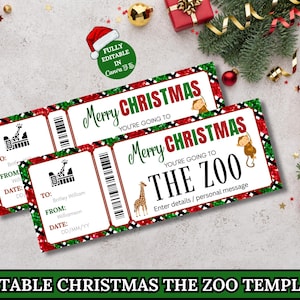 Op de afbeelding: Twee kerstcadeautickets met de tekst "Merry Christmas, You're Going to The Zoo". De tickets hebben een rood, groen en zwart geruite rand. Eén ticket toont een giraffe, de andere een aap.