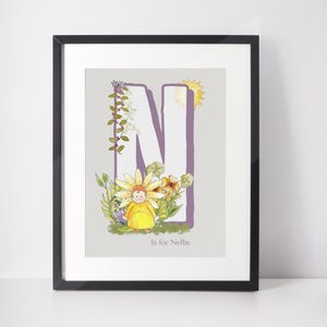 Ilustración de hada de las flores. Arte con letras personalizado. Arte mural de hadas para niños