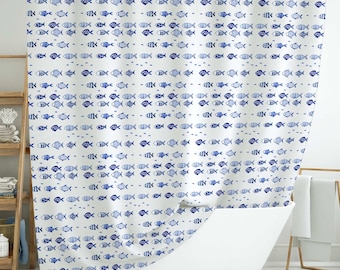 Duschdraperi med blå fisk - Nautisk badrumsdekoration - Strandhusdraperi, present till kuststuga