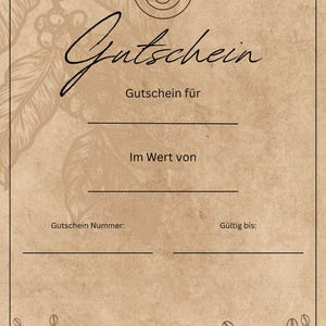 Könnte beinhalten: Ein braunes Geschenkgutschein mit einem Kaffeekorn-Design. Der Text "Gutschein" ist in Kursivschrift oben auf dem Gutschein geschrieben. Der Text "Gutschein für" ist unter dem kursiv geschriebenen Text geschrieben. Der Text "Im Wert von" ist unter dem Text "Gutschein für" geschrieben. Der Text "Gutschein Nummer:" ist unter dem Text "Im Wert von" geschrieben. Der Text "Gültig bis:" ist unter dem Text "Gutschein Nummer:" geschrieben.