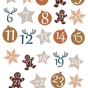 Könnte beinhalten: Ein Adventskalender mit 24 nummerierten Illustrationen. Die Illustrationen zeigen Sterne, Schneeflocken, Kugeln, Rentiere und Lebkuchenmänner. Die Zahlen sind in weißer Schrift auf verschiedenen farbigen Hintergründen.