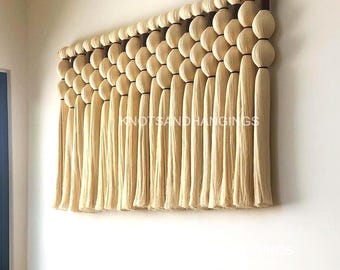 Handgefertigter Makramee-Wandbehang: Extra langer, neutraler Boho-Wandteppich aus Fasern