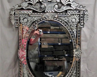Luxus abgeschrägter Wandspiegel mit antiken Stildetails Venezianisches Spiegel im Vintage-Stil für glamouröse Innenräume
