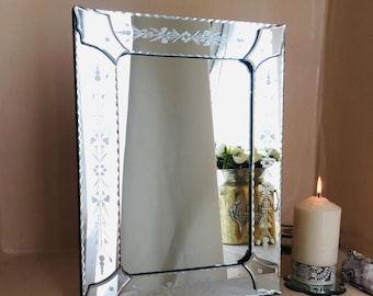 Vintage etsad spegel i glas, blommönster, fasad kant