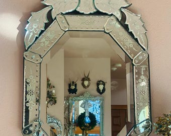 Handgefertigter großer Wandspiegel mit Vintage venezianischen Handwerksdetails Große Handarbeit mit handgeätztem Glas und Boutique-Dekor
