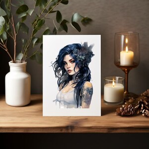 K&ouml;nnte beinhalten: Ein digitales Gem&auml;lde einer Frau mit langen, dunkelblauen Haaren. Sie tr&auml;gt ein wei&szlig;es Tanktop und eine Blumenkrone auf dem Kopf. Der Hintergrund ist ein hellblauer Aquarell-Wasch.