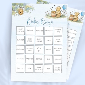 Könnte beinhalten: Baby Bingo Spielkarten mit einer Aquarellillustration eines Bären und Honigtöpfen. Die Karten haben einen hellblauen Hintergrund und enthalten Quadrate mit Baby-bezogenen Wörtern wie "Strampler" und "Windeln".