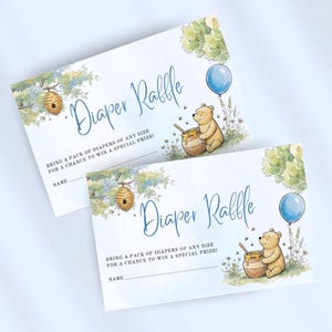Puede incluir: Dos tarjetas de "Diaper Raffle" para baby shower. Las tarjetas presentan una ilustración de acuarela de un tarro de miel, un oso, un globo azul y una colmena. El texto dice "Diaper Raffle" y "¡Trae un paquete de pañales de cualquier talla para tener la oportunidad de ganar un premio especial!"