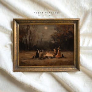 Pode incluir: Pintura vintage emoldurada que retrata bruxas reunidas em torno de uma fogueira sob a lua cheia. A obra de arte, em tons quentes, apresenta figuras com chapéus pontudos e um gato. A moldura é dourada com o texto "ATLAS VINTAGE Curated Vintage Art".