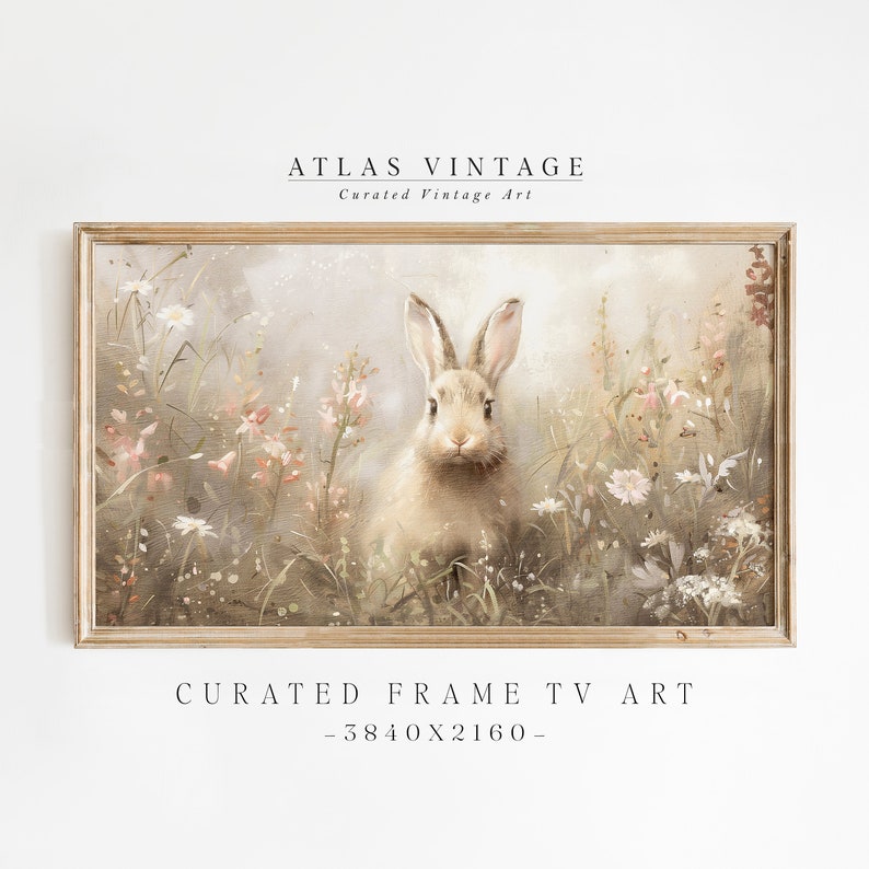 Puede incluir: Una pintura vintage de un conejo blanco en un campo de flores. El conejo est&aacute; mirando directamente al espectador. La pintura est&aacute; enmarcada en un marco de madera claro. El texto "CURATED FRAME TV ART - 3840X2160 -" est&aacute; debajo de la pintura.