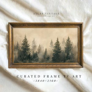 Puede incluir: Una impresión vintage enmarcada de una escena de bosque brumoso con nieve cayendo. La impresión está en un marco dorado y tiene una estética vintage cálida. La imagen es de 3840 x 2160 píxeles.