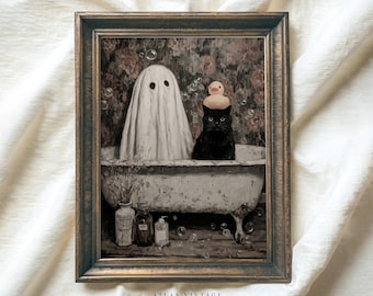 Könnte beinhalten: Gerahmter Vintage-Kunstdruck mit einem Geist und einer schwarzen Katze in einer Badewanne. Die Katze trägt einen Gummienten-Hut. Der Hintergrund hat ein Blumenmuster. Der Rahmen ist dunkel und aufwendig goldfarben. Blasen schweben in der Luft.