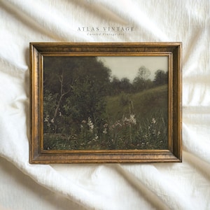 Könnte beinhalten: Ein gerahmtes Gemälde, das eine Landschaftsszene mit einem Wald im Hintergrund und einem Feld voller Wildblumen im Vordergrund zeigt. Das Gemälde ist in einem goldenen Rahmen.
