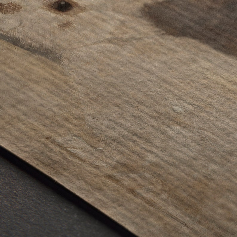 Puede incluir: Primer plano de una superficie de madera marr&oacute;n claro con textura granulada. La superficie tiene un ligero brillo y parece estar hecha de madera natural.