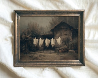 Può includere: Opera d'arte vintage incorniciata raffigurante una scena spettrale. Una corda per stendere i panni tiene diverse lenzuola bianche a forma di fantasma di fronte a un edificio in legno usurato. L'opera d'arte ha una tavolozza di colori scuri e tenui.