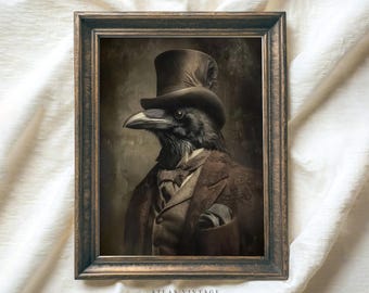 Pode incluir: Impressão vintage emoldurada com um corvo de cartola e fato. A obra de arte em tons sépia mostra as penas e o bico pretos do corvo contrastando com o fato e o chapéu castanhos. A moldura é escura, com um design de madeira ornamentado.