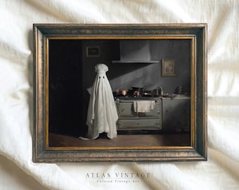 Può includere: Stampa artistica vintage incorniciata con un fantasma con cappello da chef e lenzuolo in un ambiente cucina. L'opera d'arte ha una tavolozza di colori scuri e cupi. La cornice è in stile scuro e ornato, che si aggiunge all'estetica vintage.