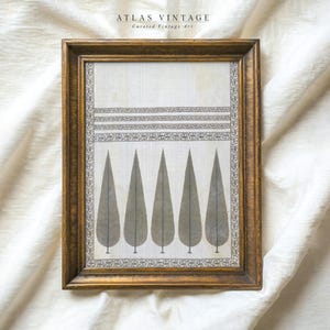 Può includere: Stampa artistica incorniciata con una fila di alberi grigi stilizzati su sfondo crema, racchiusa in una cornice di legno dorato. Il testo "ATLAS VINTAGE Curated Vintage Art" è nella parte superiore.