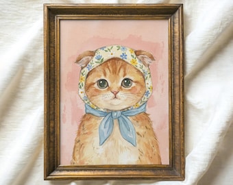 以下が含まれることがあります： 花柄の帽子と青いスカーフを身に着けた、ジンジャーキャットの水彩画の額入りプリント。猫は大きな緑色の目をし、優しい表情をしています。フレームは暖かく、アンティークゴールドの色です。「ATLAS VINTAGE Curated Vintage Art」というテキストが上部にあります。