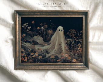 Puede incluir: Obra de arte enmarcada que presenta una figura de fantasma en un campo de flores. El fantasma está cubierto por una sábana blanca con dos agujeros negros para los ojos. La obra está sobre un fondo oscuro con el texto "ATLAS VINTAGE Curated Vintage Art".