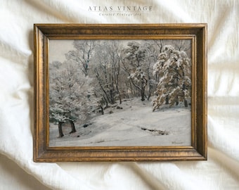 Puede incluir: Una pintura de paisaje vintage enmarcada que representa una escena de bosque nevado. La obra de arte presenta árboles con ramas cubiertas de nieve y un suelo nevado. El marco es dorado y la pintura está etiquetada como "ATLAS VINTAGE Curated Vintage Art."