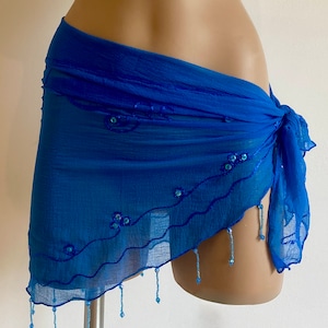 Sarong in chiffon con perline blu: copricostume da spiaggia trasparente fatto a mano