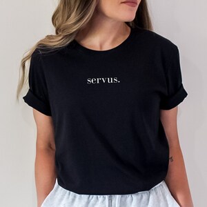 servus. T-shirt / Unisex / Bio-Baumwolle / Minimalistisk / Skrivmaskin Fonts / Statement-Shirt / Geschenkidee / Nachhaltig bild 2