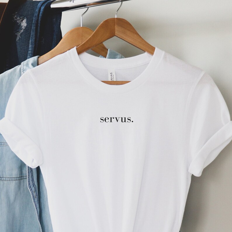 servus. T-shirt / Unisex / Bio-Baumwolle / Minimalistisk / Skrivmaskin Fonts / Statement-Shirt / Geschenkidee / Nachhaltig bild 1