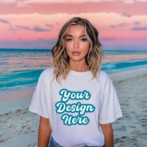 Mockup di camicia bianca Comfort Colors C1717, Mockup di spiaggia estiva, Mockup di maglietta bianca CC1717, Mockup di maglietta grafica, Mockup di camicia bianca, Digitale