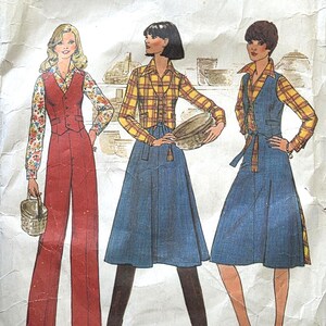 Może przedstawiać: Vintage wzór szycia Simplicity przedstawiający trzy projekty mody damskiej. Projekty obejmują kombinezon, kombinację spódnicy i topu oraz sukienkę z kamizelką. Wzór zawiera tekst "Simplicity" i "Size 12 Miss".