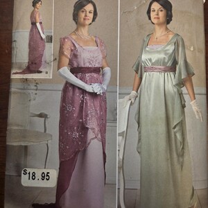 Puede incluir: Patrón de costura Simplicity 1517 con dos elegantes vestidos de estilo eduardiano. Uno es de color rosa empolvado con detalles de encaje, y el otro es verde suave con mangas fluidas. Tallas: 34-40.