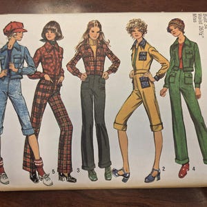 Könnte beinhalten: Simplicity Schnittmuster 5125 mit fünf verschiedenen Jumpsuit-Designs. Die Illustrationen zeigen Jumpsuits in Jeans, Karomuster und Unifarben. Das Schnittmuster enthält Maße für Größe 12, mit 86 cm Brustumfang und 65 cm Taillenumfang.