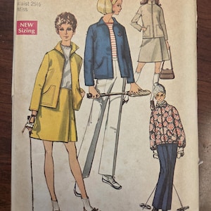 Könnte beinhalten: Vintage Simplicity Schnittmusterumschlag mit Modeillustrationen. Die Designs umfassen eine gelbe Jacke und einen Rock, eine blaue Jacke mit weißer Hose sowie eine beige Jacke und einen Rock. Der Text "NEW Sizing" ist auf dem Umschlag zu sehen.