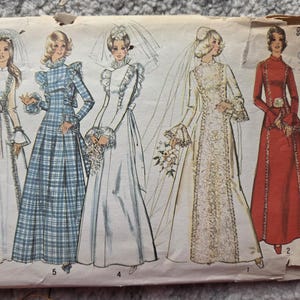 Könnte beinhalten: Vintage Schnittmuster mit Illustrationen von fünf verschiedenen Brautkleid-Designs. Die Kleider variieren im Stil, darunter ein kariertes Kleid und mehrere weiße Kleider mit Spitze und Rüschen. Das Muster enthält den Text "Simply" und Maße.