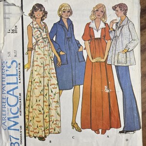以下が含まれることがあります： ヴィンテージMcCall'sパターン4637。マタニティドレス、トップス、パンツのイラストが特徴です。パターンには、花柄のドレス、ポケット付きの青いドレス、オレンジ色のドレスなど、さまざまなスタイルが含まれています。バストサイズは87cmです。