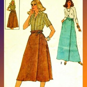 Op de afbeelding: Illustratie van een vintage mode patroon met twee rok- en top outfits. Eén outfit heeft een bruine wikkelrok en een geruit shirt met korte mouwen. De andere outfit heeft een lange turquoise rok en een witte top.