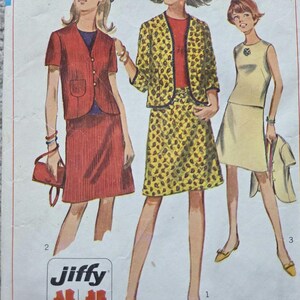 Könnte beinhalten: Vintage Simplicity Schnittmuster 7171, mit drei Damenmode-Designs. Das Muster beinhaltet einen roten Anzug, einen gelben Leopardenmuster-Anzug und ein gelbes Kleid. Das Muster ist für Größe 14, Brustumfang 86 cm. Enthält Jiffy-Muster.