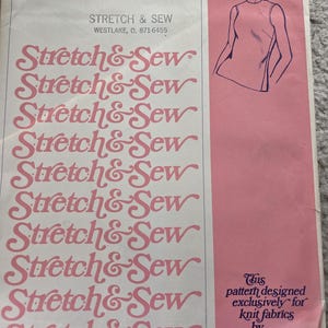 Puede incluir: Patrón de costura vintage "Shell" de Stretch & Sew, con cuatro variaciones de cuello y tallas 28-42. La portada rosa presenta el nombre de la marca repetido y una ilustración de una mujer con una camiseta sin mangas.