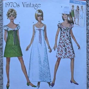 Puede incluir: Patrón de costura Simplicity vintage de los años 70. El patrón presenta tres diseños de vestidos: un minivestido verde, un vestido largo blanco y un minivestido con estampado floral. Tallas: 32-40.