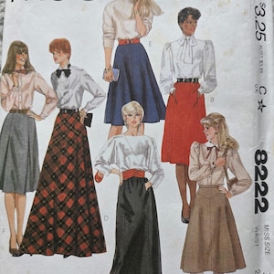 Könnte beinhalten: Vintage McCall's Schnittmuster mit Illustrationen von Röcken und Blusen für Damen. Das Muster umfasst verschiedene Rockstile, darunter ein Karomuster, und verschiedene Blusen-Designs. Das Muster ist mit "8222" gekennzeichnet und enthält Größenangaben.