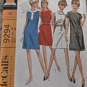 Puede incluir: Patrón de costura vintage McCall's 9294 con cuatro diseños de vestidos. El patrón incluye un vestido azul con cuello blanco, un vestido rojo con cinturón, un vestido blanco y un vestido a cuadros blanco y negro. El patrón es para la talla de señoritas 14, busto 91 cm.