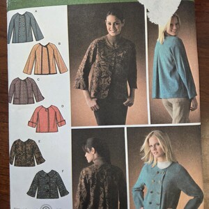 Può includere: Modello di cucito Simplicity 4082 con vari modelli di giacche. Il modello include illustrazioni di diversi stili di giacca, tra cui una giacca doppiopetto e una giacca con collo tondo. La taglia del modello è K5, taglie 32-40.